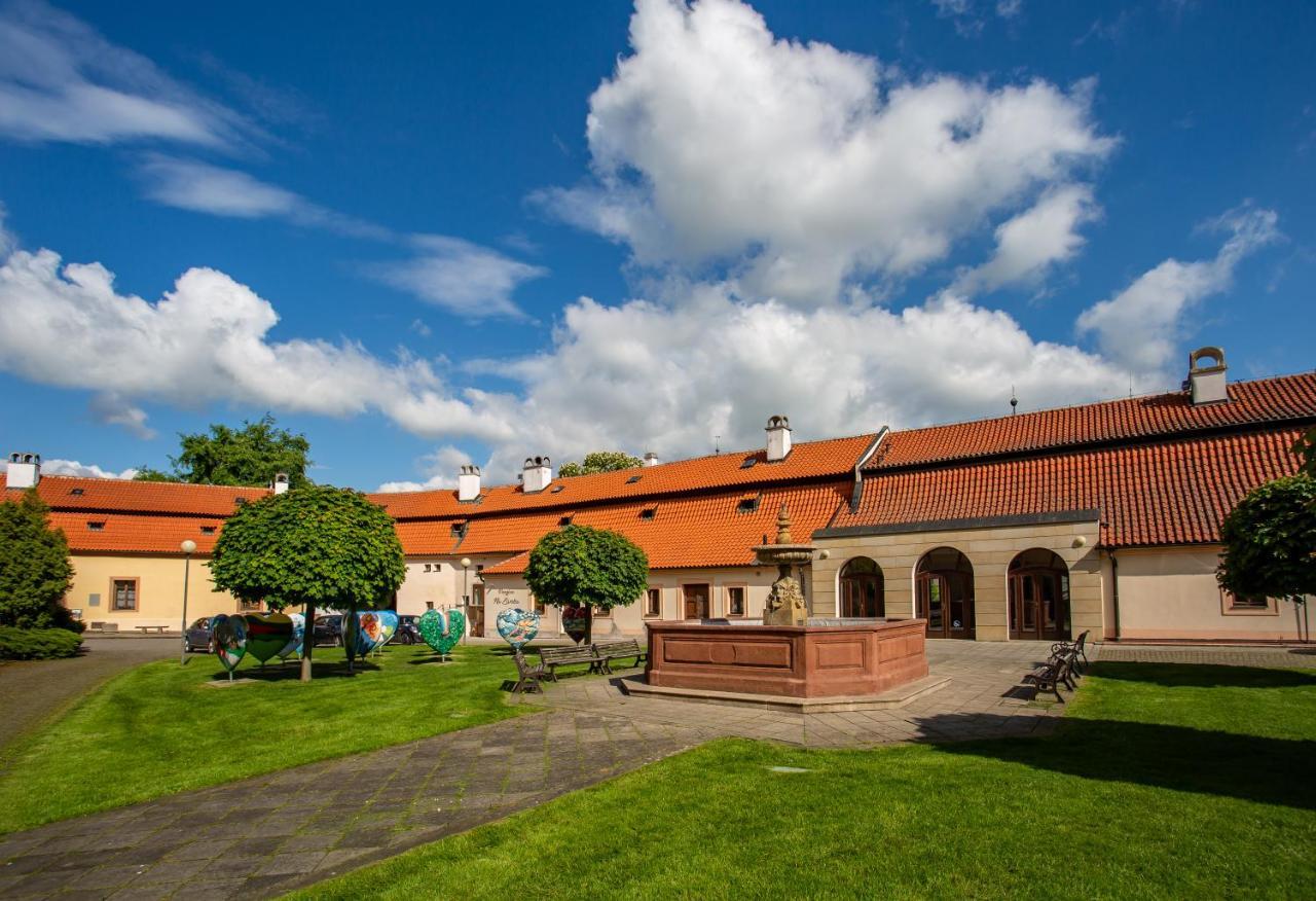 Castle Hotel & Wellness ปอดเยบราดิ ภายนอก รูปภาพ