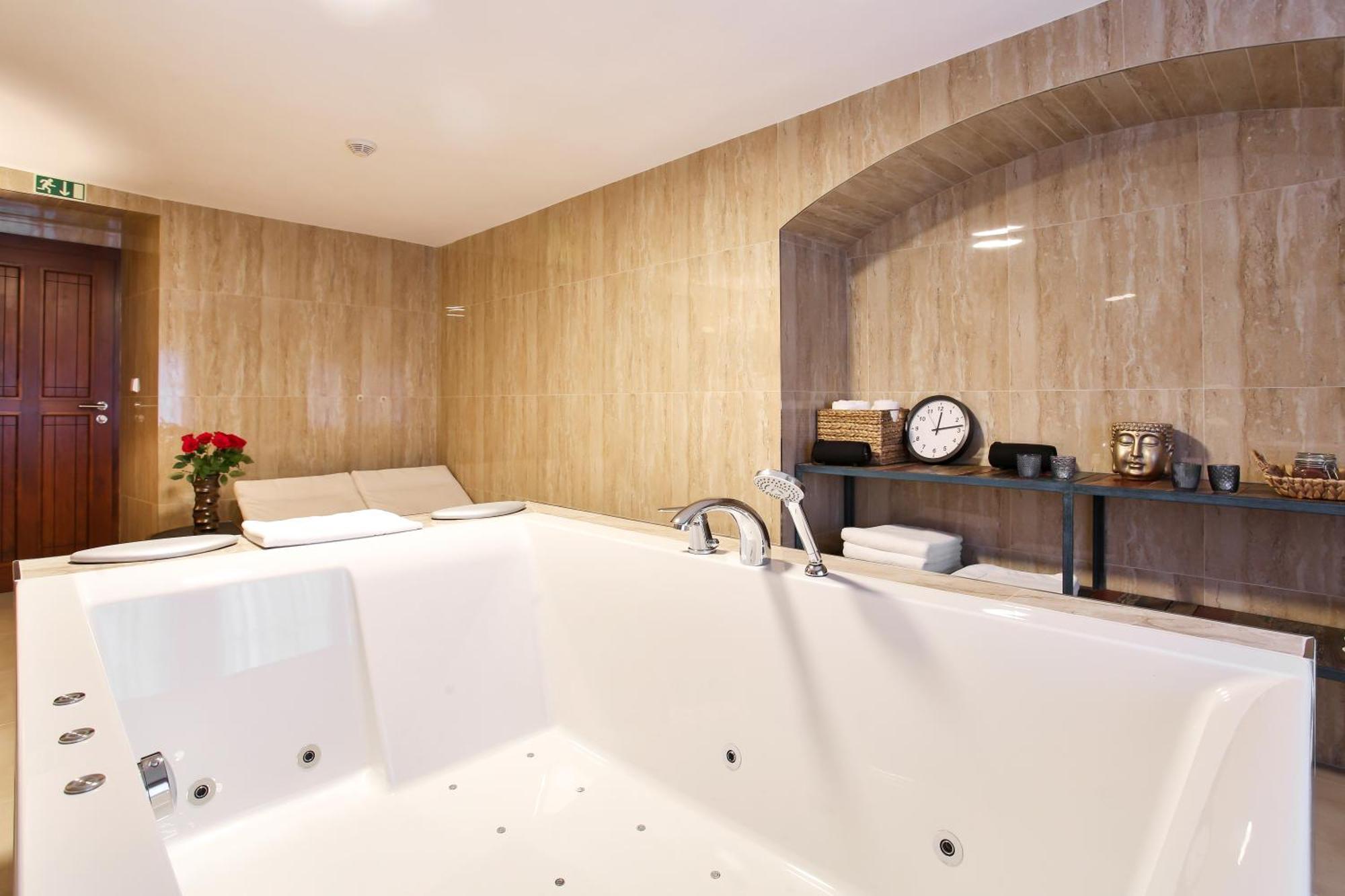 Castle Hotel & Wellness ปอดเยบราดิ ภายนอก รูปภาพ