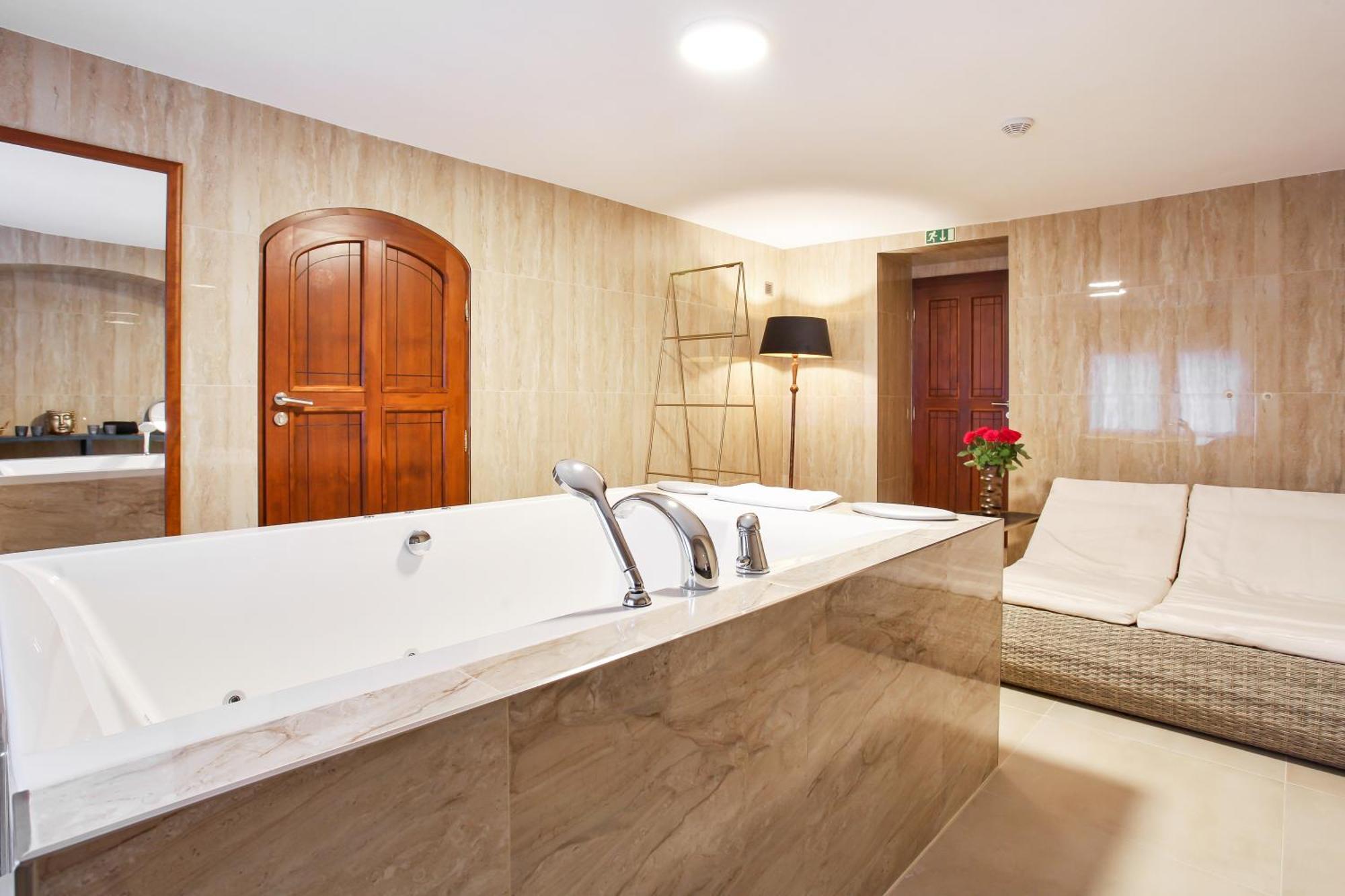 Castle Hotel & Wellness ปอดเยบราดิ ภายนอก รูปภาพ