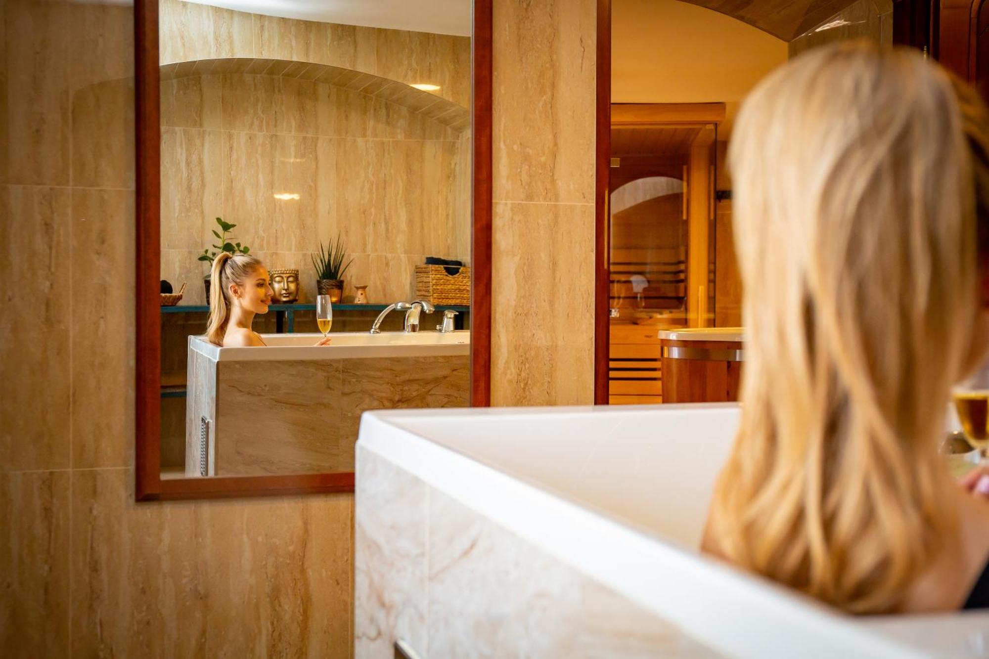 Castle Hotel & Wellness ปอดเยบราดิ ภายนอก รูปภาพ
