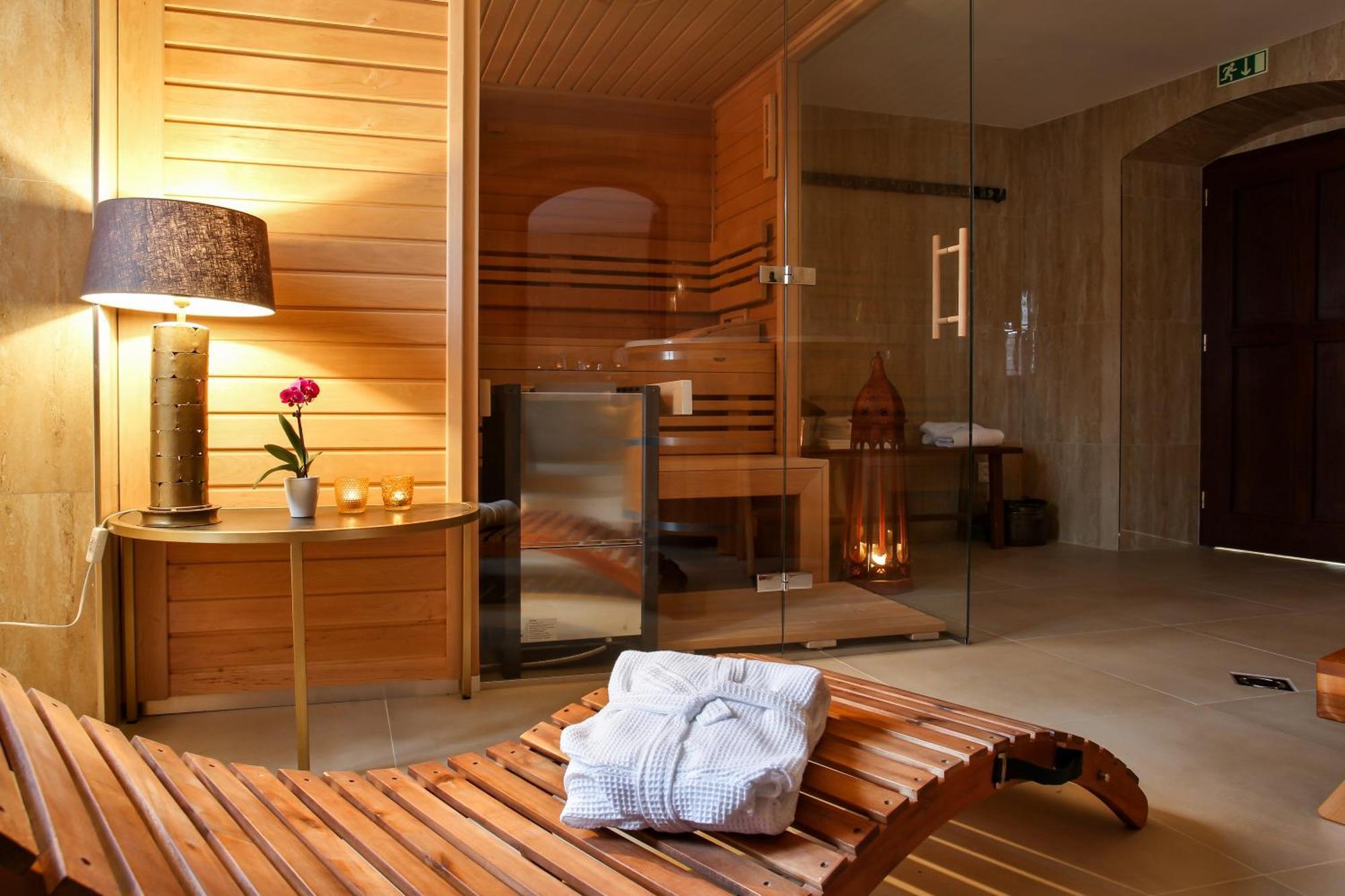 Castle Hotel & Wellness ปอดเยบราดิ ภายนอก รูปภาพ